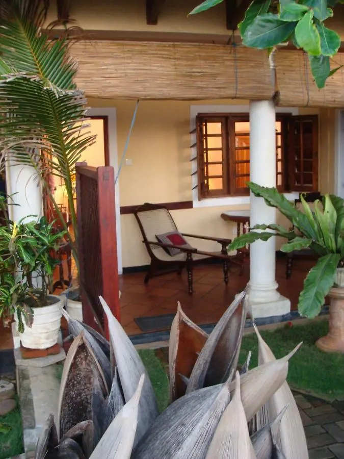 The Icebear Guesthouse Negombo 3*,