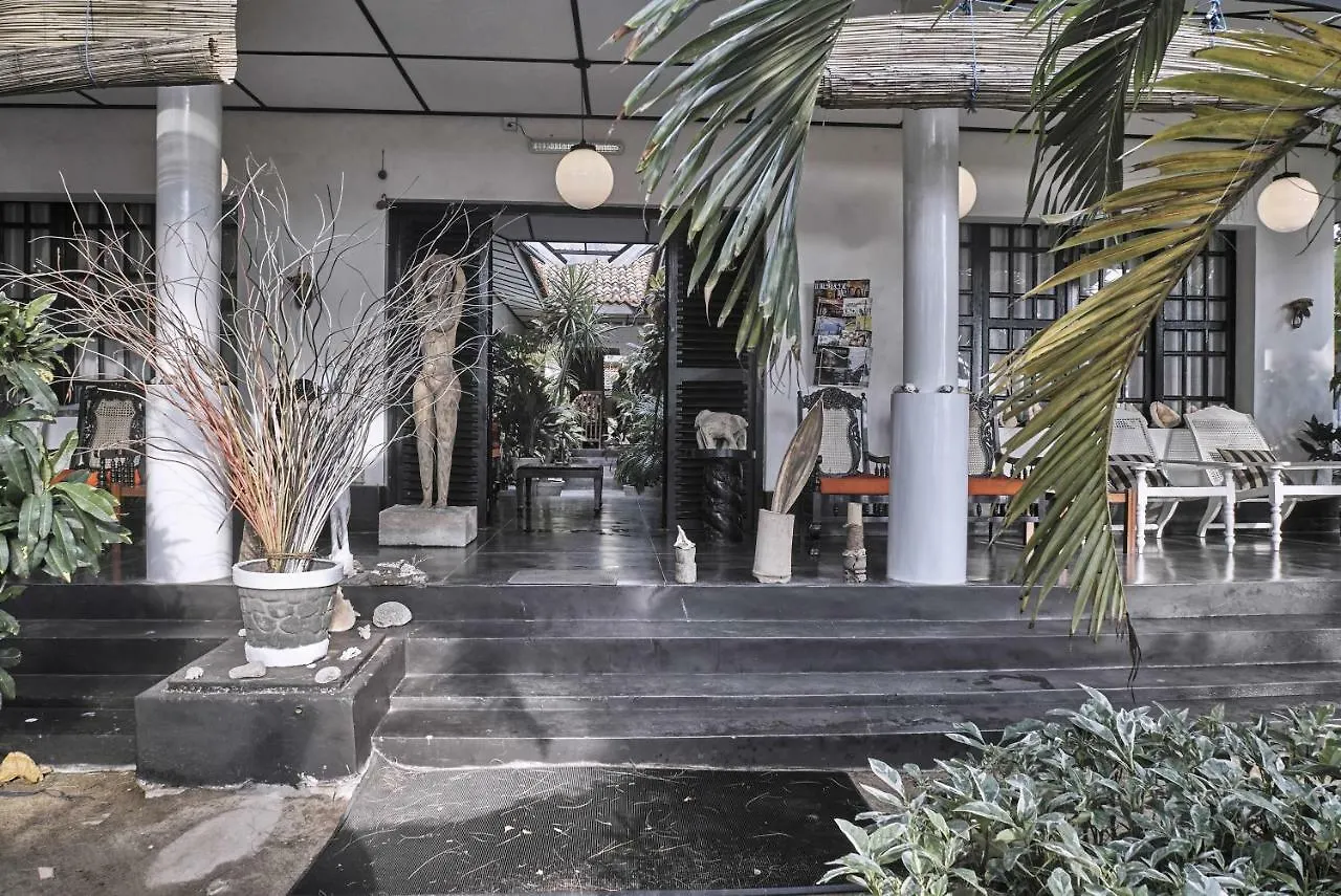 The Icebear Guesthouse Negombo 3*,